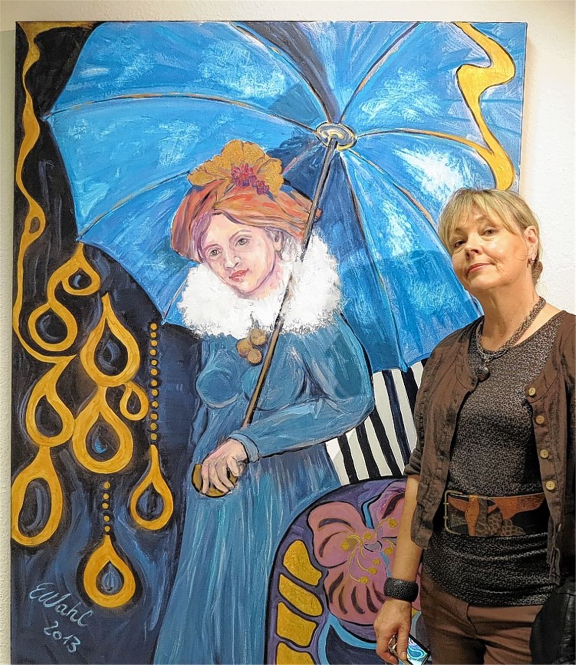 In der Galerie im Mühlehof: Edith Wahl vor der Frau mit Regenschirm.