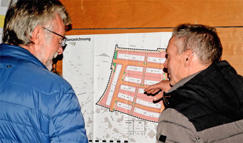 In der Gemeindehalle in Lienzingen können die Gäste der Informationsveranstaltung die Pläne zum Baugebiet studieren. Fotos: Stahlfeld