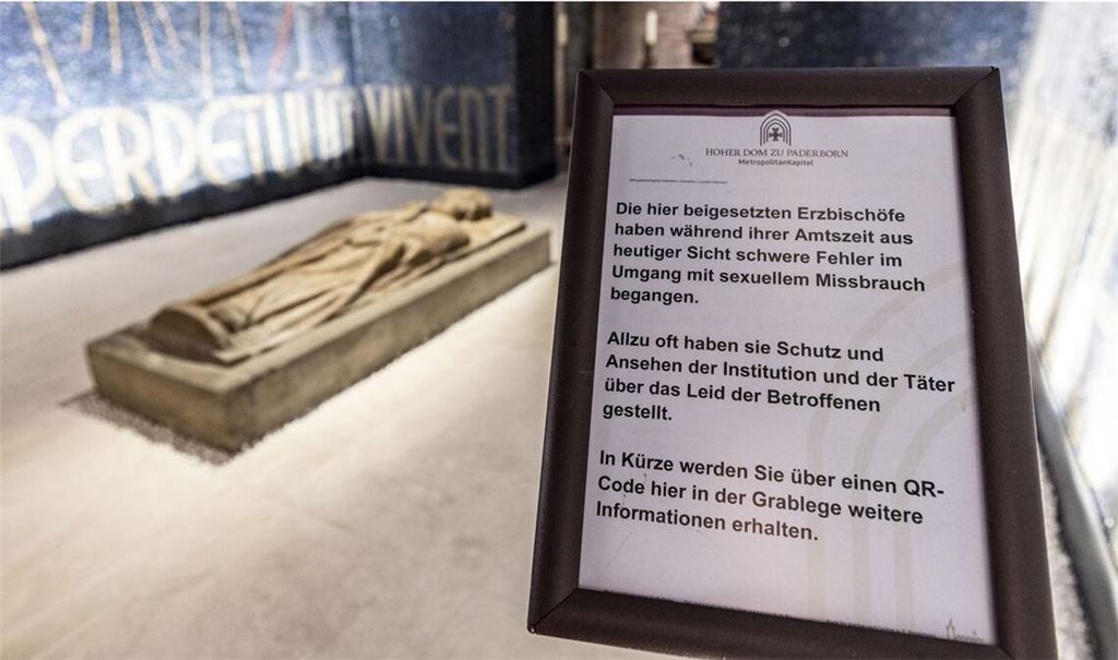 In der Grabkammer der Krypta des Doms steht ein Hinweisschild zu den Fehlern der dort beigesetzten Erzbischöfe des Erzbstums Paderborn im Umgang mit sexuellem Missbrauch in der katholischen Kirche.