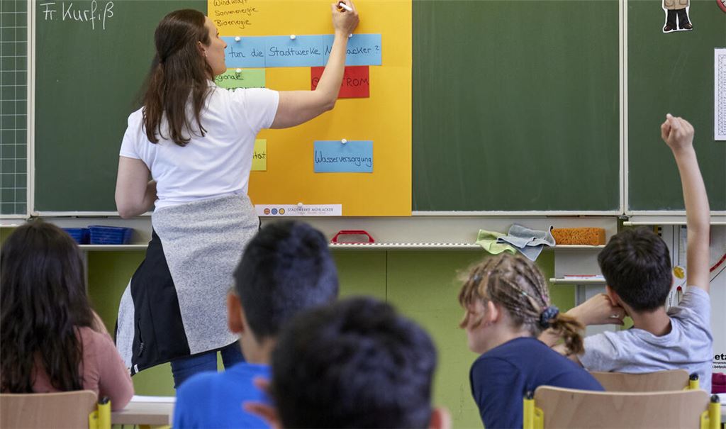 In der Grundschule Heidenwäldle: Dominique Kurfiß zeigt Kindern Versuche aus der Energieeffizienz-Box der Stadtwerke Mühlacker.Foto: Stadtwerke/Keller