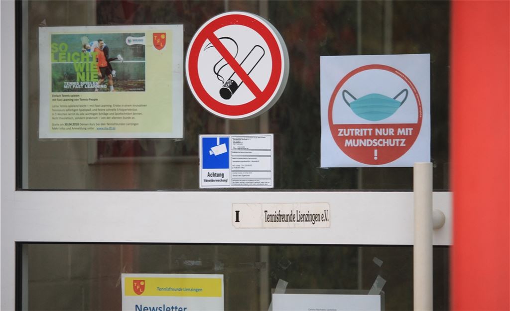 In der Halle der Tennisfreunde Lienzingen dürfen aktuell nur zwei Sportler spielen, außerdem herrscht Maskenpflicht.Foto: Huber