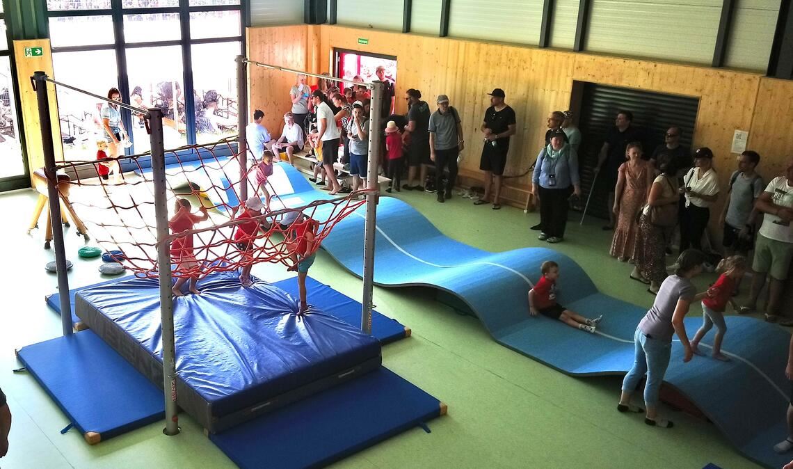 In der Halle sorgt eine Gerätelandschaft für Spaß.