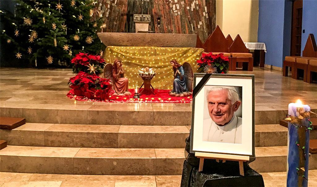 In der Herz-Jesu-Kirche ist ein Bild von Benedikt XVI. aufgestellt. Foto: privat