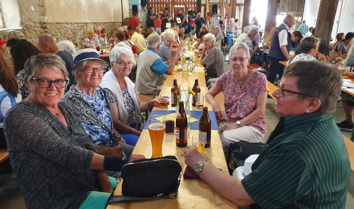 Großglattbacher Kelterfest ist ein Publikumsmagnet In der Kelter genießen die Gäste Geselligkeit und das kulinarische Angebot. Foto: Schröder