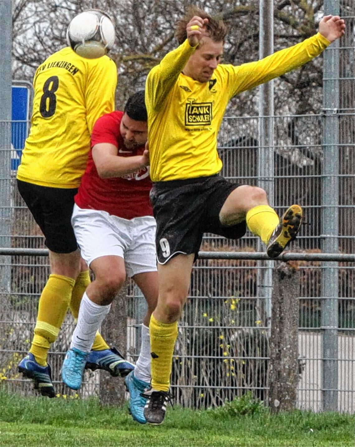 In der Klemme: Lienzingens Angreifer kaufen der türkischen Abwehr den Schneid ab. Foto: Eigner