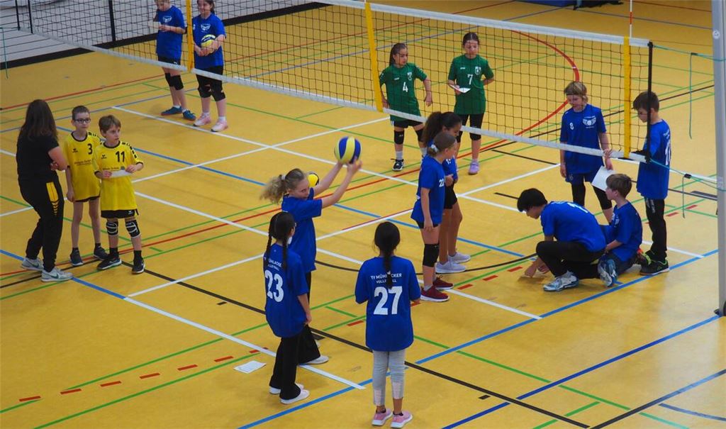 In der Lindach-Sporthalle steppt beim Bambini-Volleyballturnier der Bär. Die Abteilung des TV Mühlacker legt sich mit Eltern für die jungen Teilnehmenden ins Zeug. Fotos: Müller
