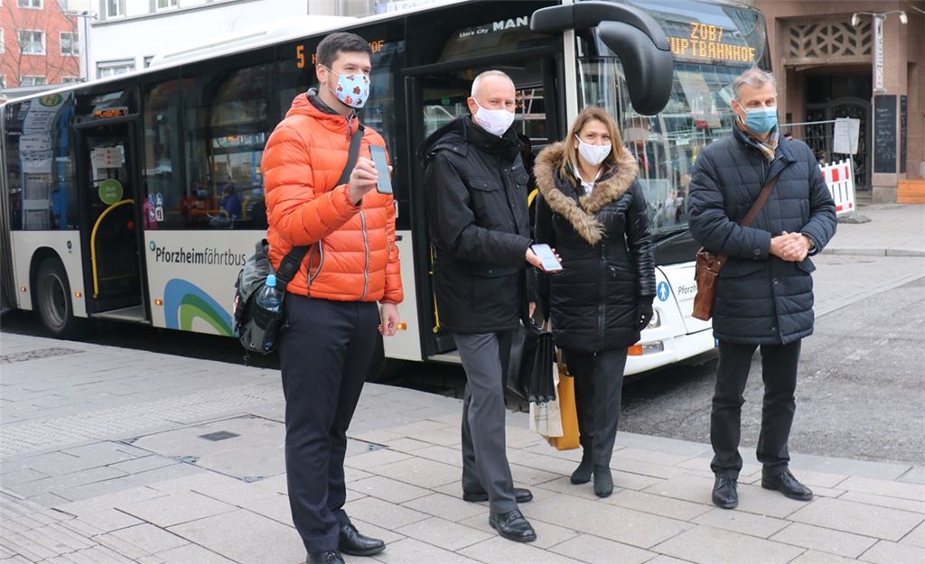 In der Mitte präsentieren Horst Stammler, Geschäftsführer des Verkehrsverbunds Stuttgart (VVS), und Selma Cantürk (VPE) die neue Ticket-App in Pforzheim, eingerahmt von Thomas Balser,Chef der Baden-Württemberg-Tarif GmbH (rechts), und VVS-Projektleiter Konstantin Scheible. Wewoda
