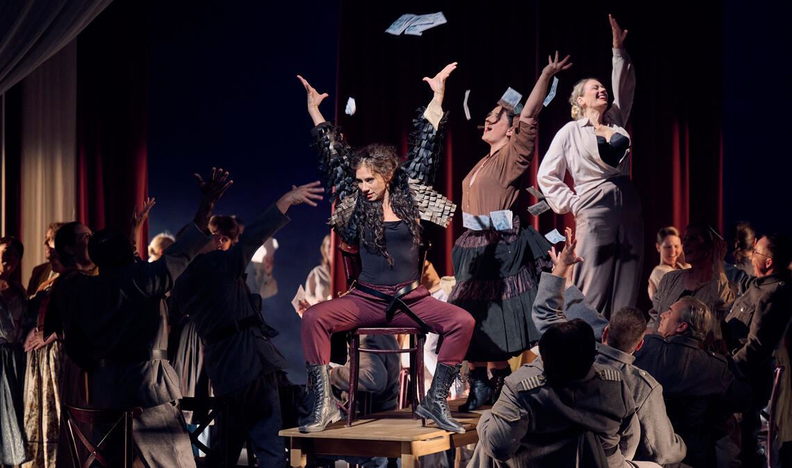 In der Mitte von links Cecilia Pastawski (Carmen), Lou Denès (Frasquita) und Dorothee Böhnisch (Mercédès) sowie der Chor. Foto: Theater Pforzheim/Martin Sigmund