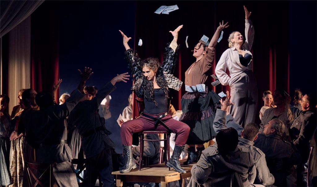 In der Mitte von links Cecilia Pastawski (Carmen), Lou Denès (Frasquita) und Dorothee Böhnisch (Mercédès) sowie der Chor. Foto: Theater Pforzheim/Martin Sigmund