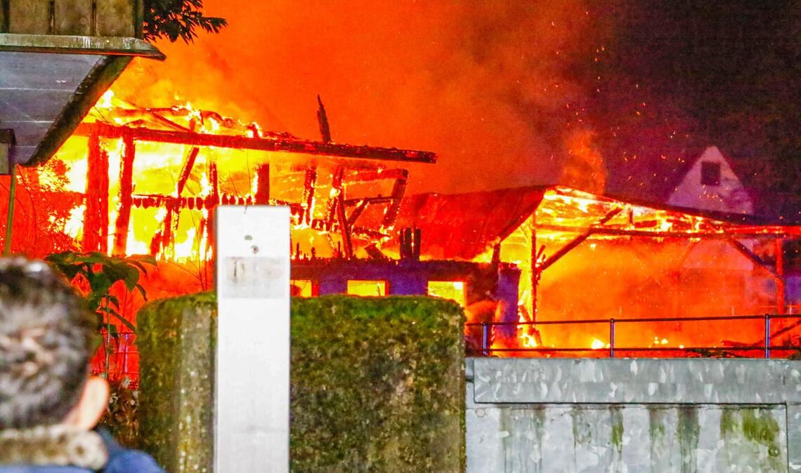 In der Mühlstraße in Neuenbürg zerstört ein Feuer einen Scheunentrakt mit Garage. Die Anwohnerinnen und Anwohner benachbarter Häuser werden evakuiert. Fotos: Einsatz-Report 24
