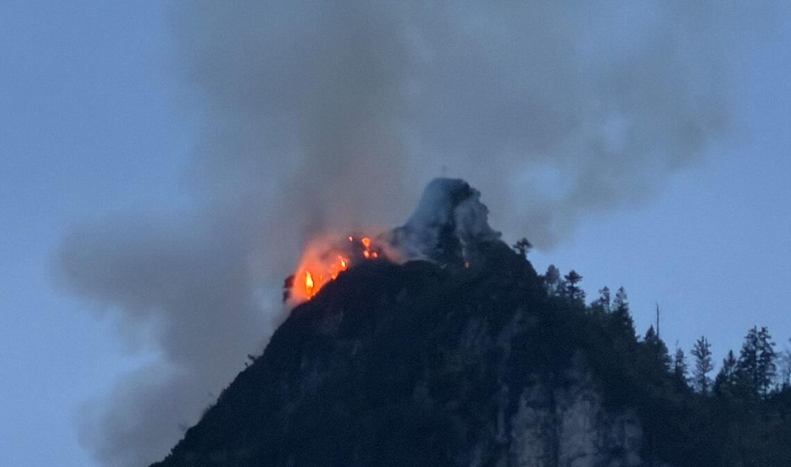 In der Nacht waren die Flammen weithin zu sehen.