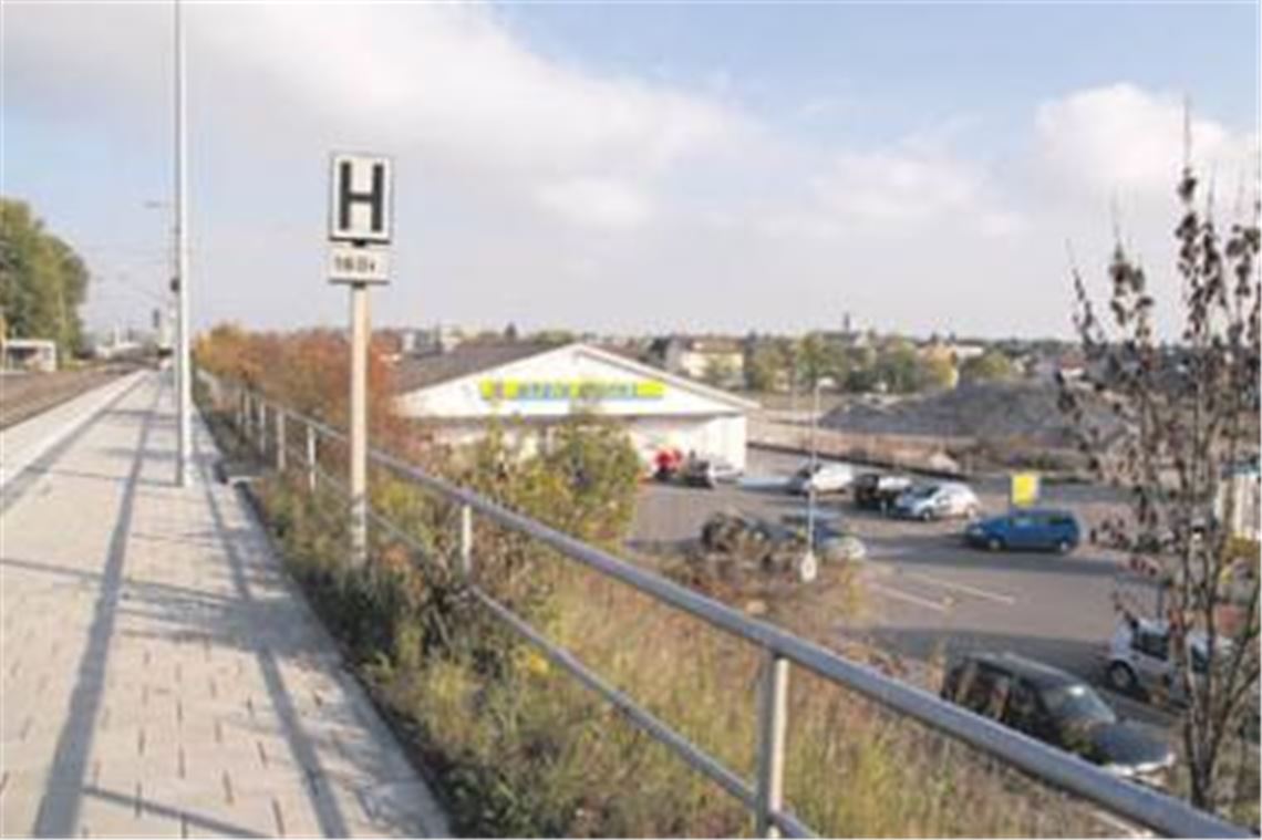 In der Nacht zum Dienstag haben im Bereich des Illinger Bahnhofes die Bauarbeiten für eine 400 Meter lange Lärmschutzwand begonnen. Rechts im Hintergrund das Luigareal, das unter anderem mit Wohnhäusern bebaut wird. Foto: Franz