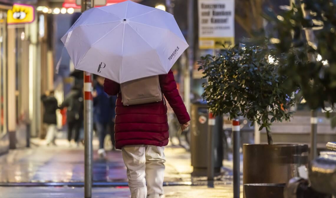 In der Nacht zum Mittwoch fällt verbreitet teils kräftiger Regen. (Archivbild)