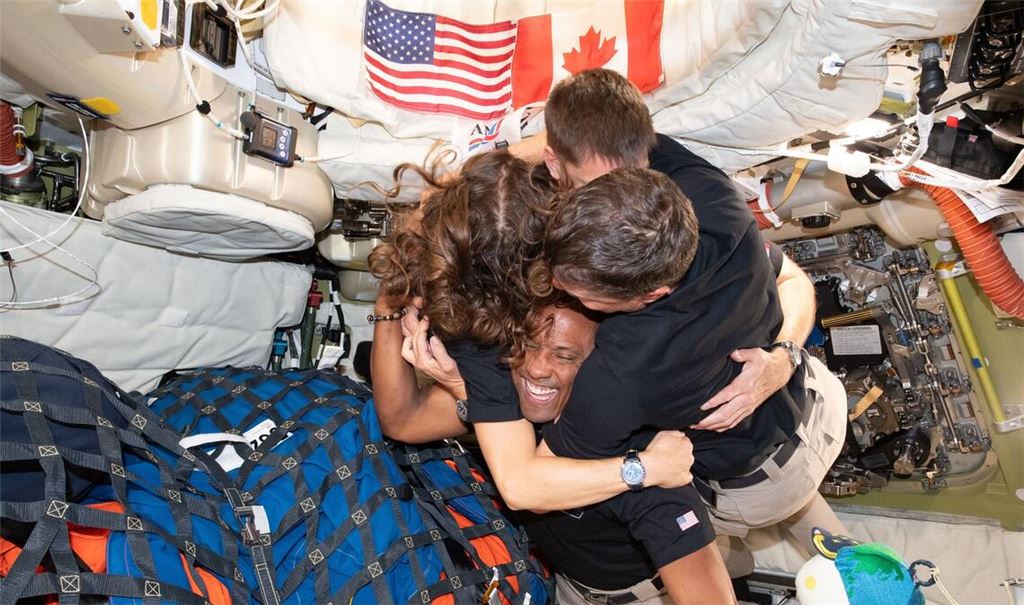 In der Nacht zum Samstag (MESZ) sollen die vier Astronauten wieder auf der Erde landen.