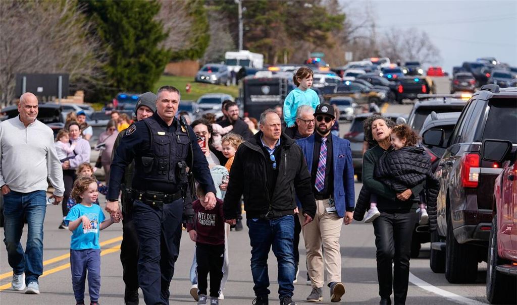 In der Nähe der US-Großstadt Detroit im Bundesstaat Michigan fuhr eine Person mit einem Fahrzeug in eine Synagoge.