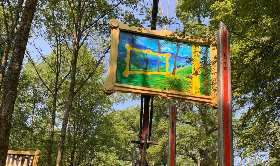 In der Natur zwischen Ötisheim und Lienzingen ist nun die „Ausstellung im Wald“ zu sehen, die auf großformatigen Bildern den Skulpturenpfad zusammenfasst. Fotos: Hinrich Zürn