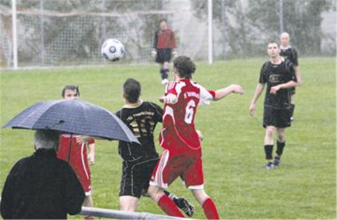In der Pause einsetzende Dauerregen macht den Heimauftritt Großglattbachs (in Rot) gegen Spitzenreiter Oberriexingen in der zweiten Halbzeit zu einer seifigen Angelegenheit. 
Foto: Eigner