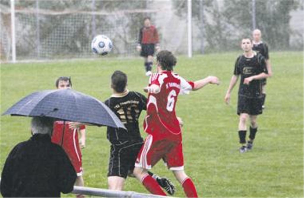 In der Pause einsetzende Dauerregen macht den Heimauftritt Großglattbachs (in Rot) gegen Spitzenreiter Oberriexingen in der zweiten Halbzeit zu einer seifigen Angelegenheit. 
Foto: Eigner