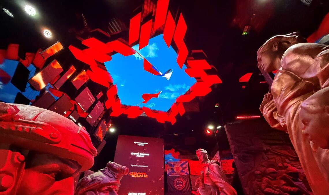 In der Propaganda-Schau zum völkerrechtswidrigen Angriffskrieg werden russische Soldaten wie Helden dargestellt.