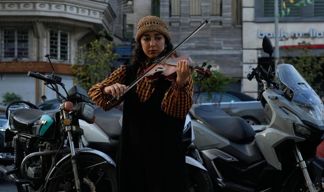 In der Region Teheran sind nach iranischen Angaben Menschen nach US-Angriffen verletzt worden. Für viele Menschen geht das Leben trotz des Kriegs weiter.