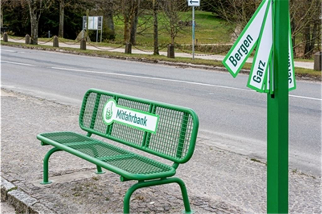 In der Region sind Mitfahrbänke noch eine echte Seltenheit. Dieses Beispiel stammt von der Insel Rügen, wo Fahrtwünsche per Winker angezeigt werden können. Foto: Adobe Stock