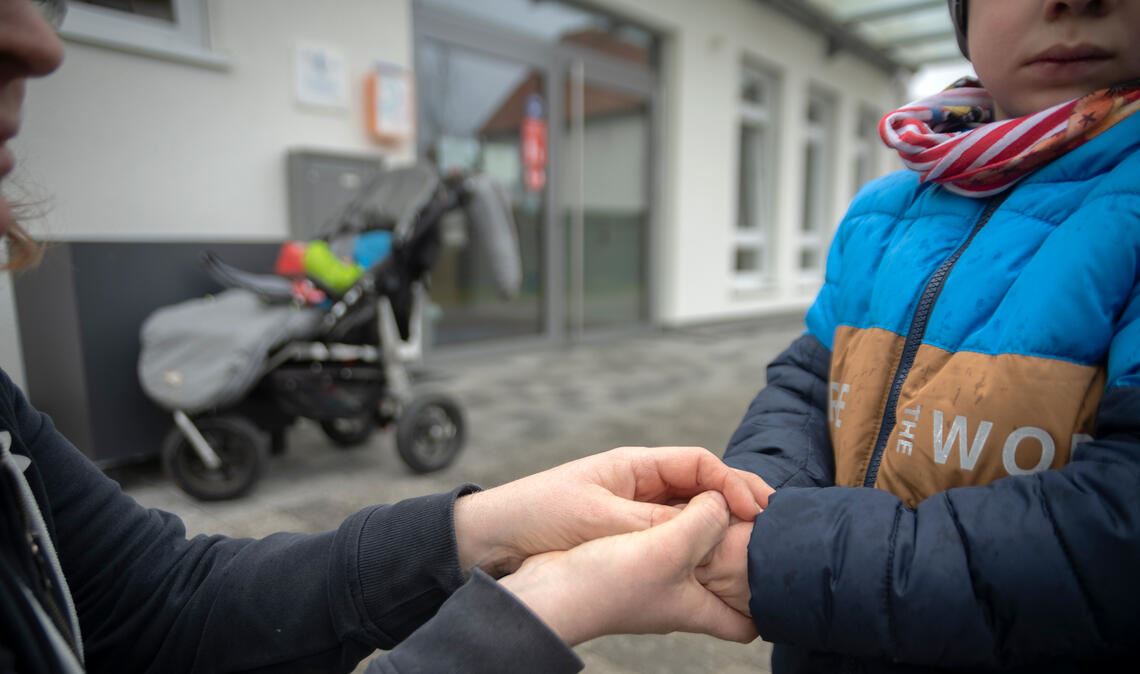 In der Region sind Teile des Kita-Personals wegen Krankheit nicht verfügbar. Das bekommen Eltern zu spüren. Symbolbild: Archiv/Fotomoment