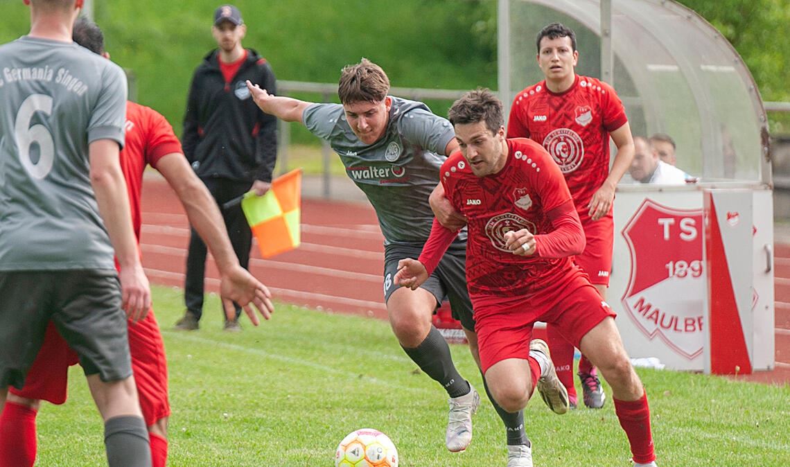 In der Rückrunde ist der TSV Maulbronn (rote Trikote) noch ungeschlagen. Daran änderte sich auch im Spiel gegen Singen nichts.