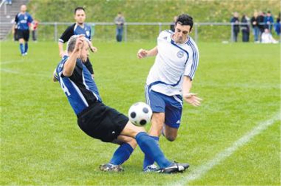 In der Rückrunde will der SV Illingen durchstarten: Die erste Garnitur (weiße Trikots) soll sich in der Kreisliga A3 nach vorne arbeiten, die zweite Mannschaft peilt als derzeitiger Spitzenreiter der C-Liga den Aufstieg in die Kreisliga B an.
Archivfoto: Fotomoment