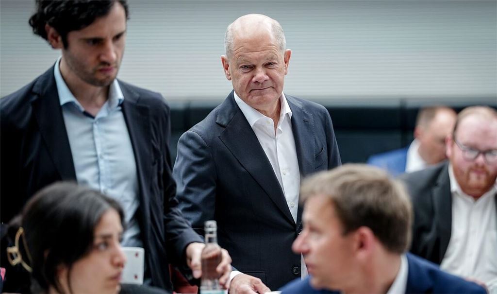 In der SPD-Fraktion meldete sich der ehemalige Bundeskanzler Olaf Scholz zum Jahrestag der Koalition zu Wort.