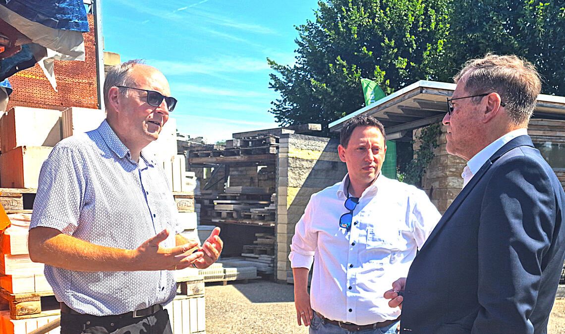 In der Sache sind sich Tobias Nonnenmann, Andreas Haupert und Rainer Semet (v. li.) einig: Die Mautpflicht für den Garten- und Landschaftsbau ist ein Wettbewerbsnachteil gegenüber dem Handwerk, der so nicht sein sollte. Foto: Friedrich