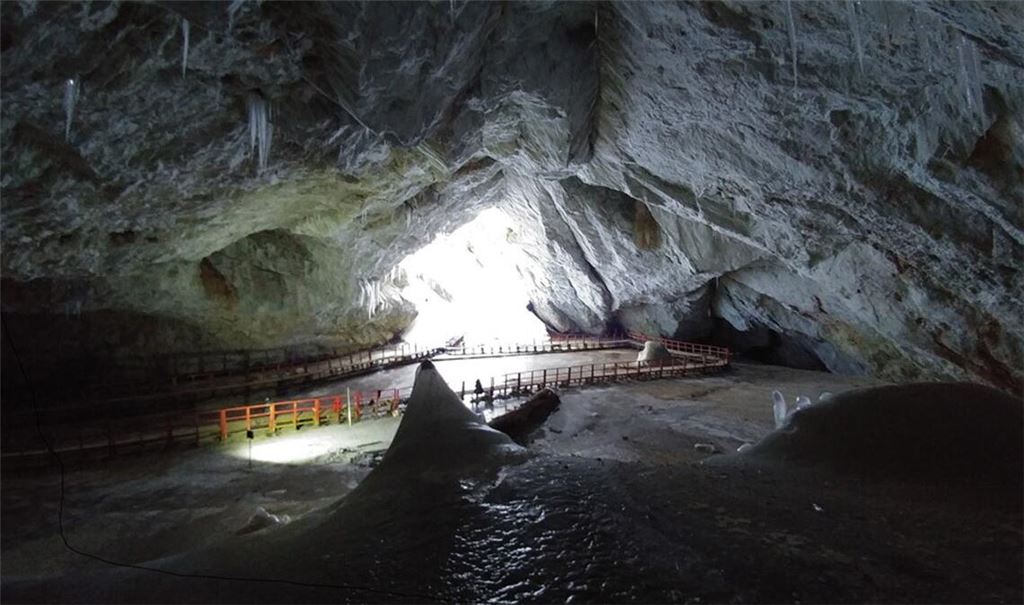 In der Scarisoara-Eishöhle in Rumänien haben Forschende einen 5.000 Jahre lang eingefrorenes Bakterium entdeckt, das gleich gegen zehn modernen Antibiotika resistent ist.