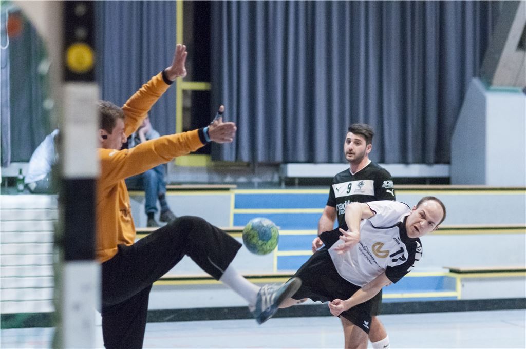 In der Schlussphase schließt die SG Pforzheim/Wiernsheim (in Weiß) gegen Knittlingen ihre Angriffe zu vorschnell ab und kassiert die entscheidenden Gegentore.  Foto: Zschorsch