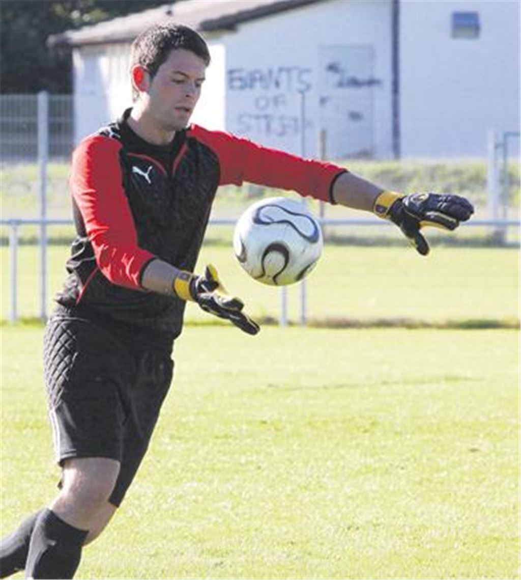 In der Schwebe: der FV Lienzingen (hier Manuel Bergthold) träumt vom Höhenflug. Foto: Eigner