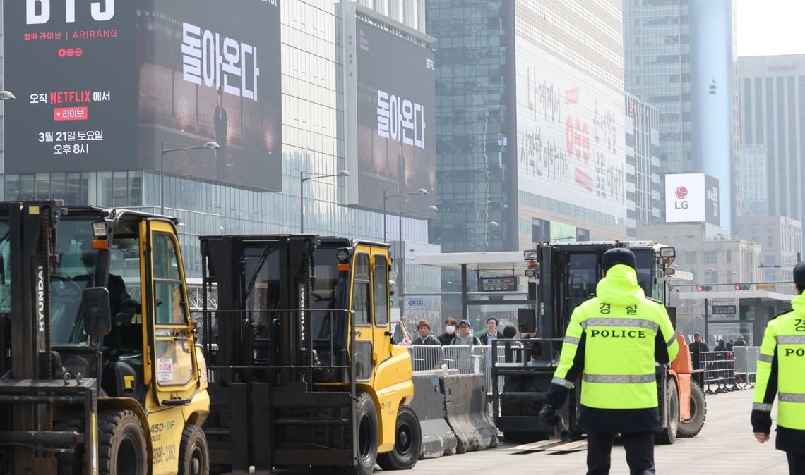 In der Seouler Innenstadt kleben auf etlichen Hochhäusern riesige Werbeplakate für das BTS-Comeback.