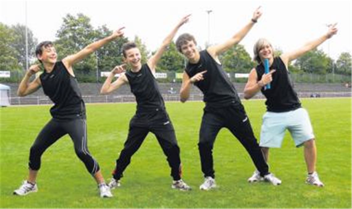 In der Siegerpose des 100-Meter-Olympiasiegers Usain Bolt kosten die Maulbronner Nachwuchssprinter Tobias Schaudt, Fabian Öhler, Friedhelm Egerer und Jan Stoll (v.li.) ihren Triumph aus. Foto: p
