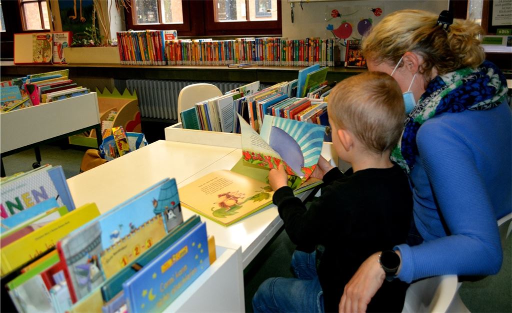 In der Stadtbibliothek von Mühlacker darf weiterhin nach geschmökert werden. Allerdings müssen die Kunden vorher einen Besuchstermin vereinbaren.Fotos: Stahlfeld