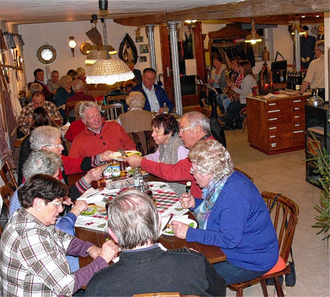 In der Sternenfelser Sandbauernstube findet ein gemütlicher Vorsitzabend statt.