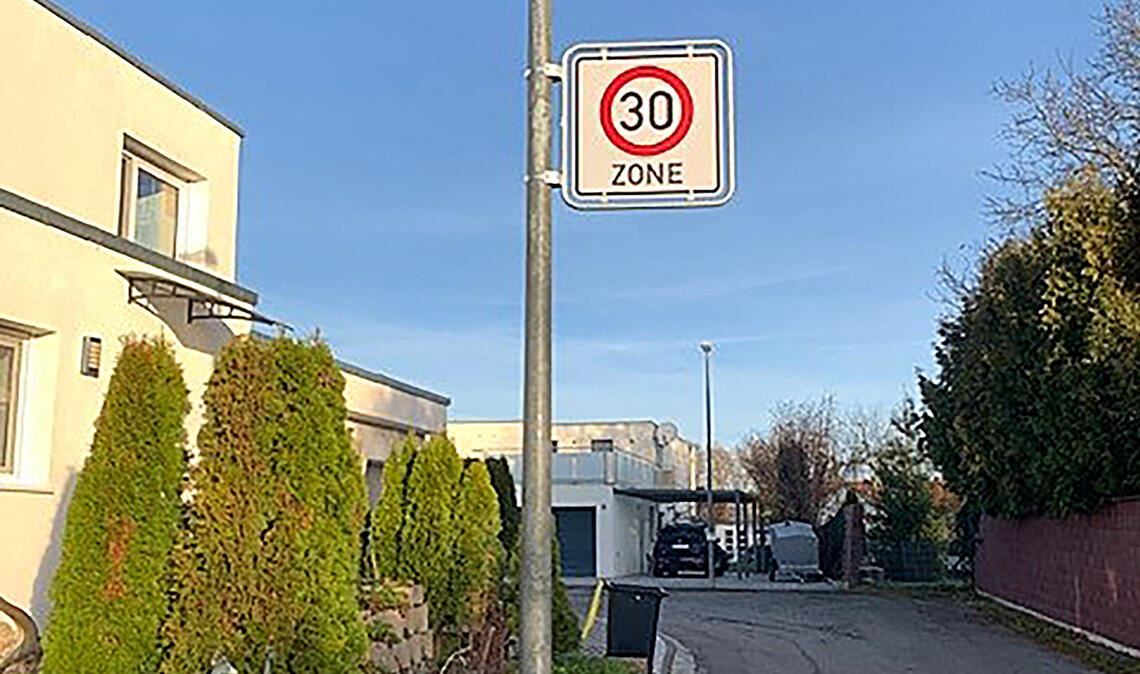 In der Straße „Ziegelhütte“ hängt das erste Tempo-30-Schild in Pinache. Foto: privat