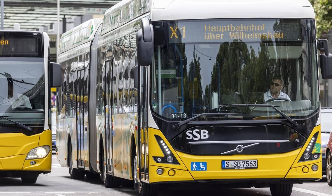 In der Stuttgarter Innenstadt sollen bis Ende 2027 ausschließlich Elektrobusse fahren.