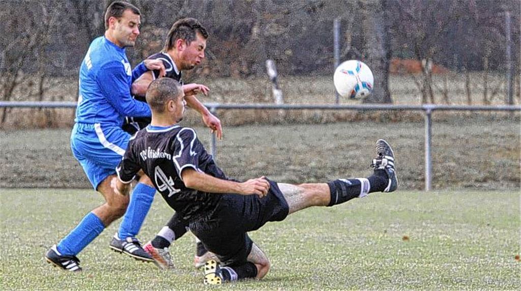 In der Tabelle sind FV Knittlingen (in Blau) und TSV Ötisheim schon ganz nah beieinander. Morgen begegnen sie sich auf dem Ötisheimer Rasen. Fotos: Eigner