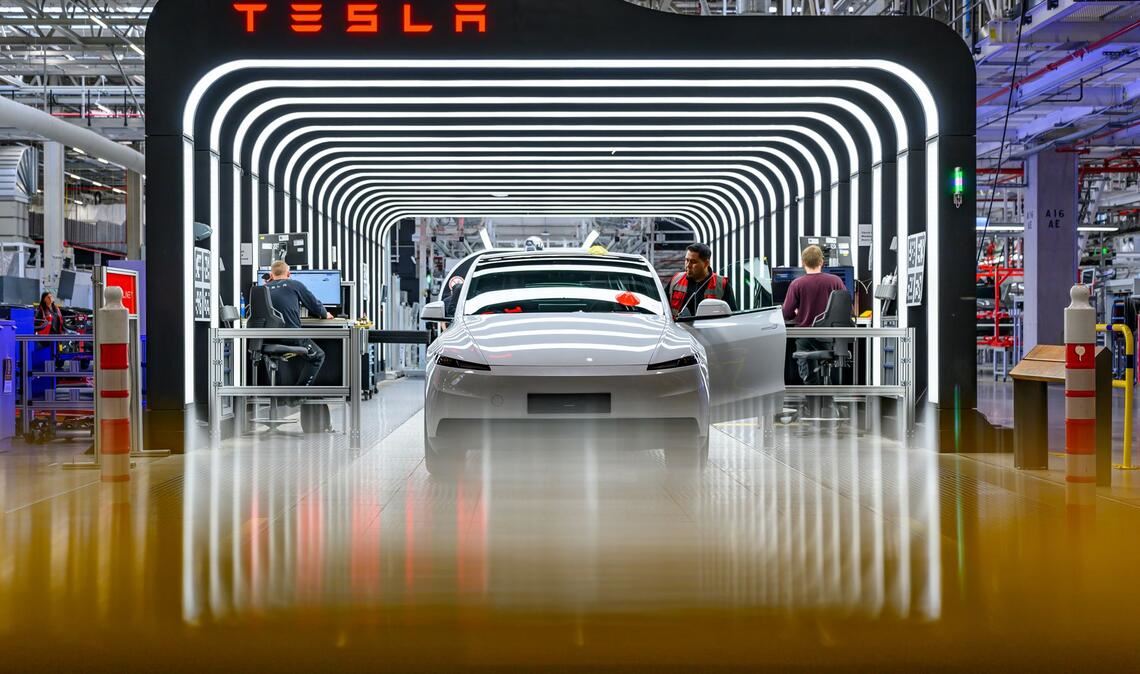 In der Tesla-Autofabrik Berlin-Brandenburg werden Fahrzeuge vom Typ Model Y bei der Endkontrolle geprüft. Tesla will die Anzahl der Mitarbeiter im Werk erhöhen.