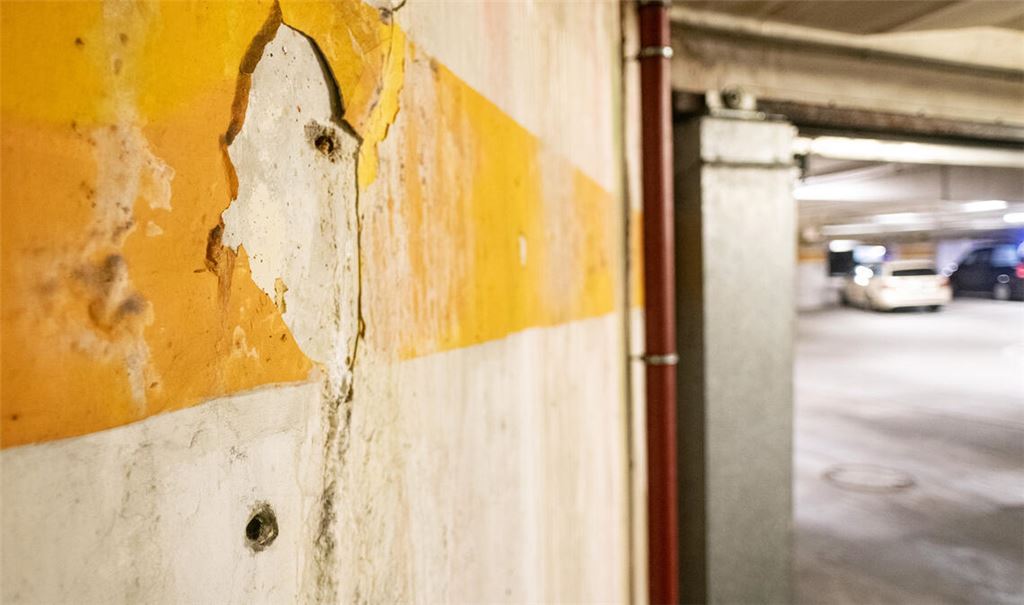 In der Tiefgarage Stadtmitte in Mühlacker bröckelt der Putz – und das nicht nur sinnbildlich. Foto: Fotomoment