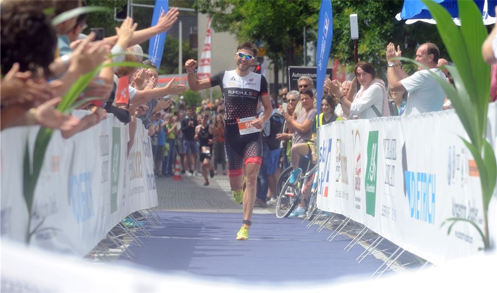 In der Vergangenheit – hier bei der Premiere des Volksbank Triathlon Mühlacker powered by Stadtwerke Mühlacker – war der Zieleinlauf auf dem Kelterplatz. Das ändert sich nun.Archivfoto: Fotomoment