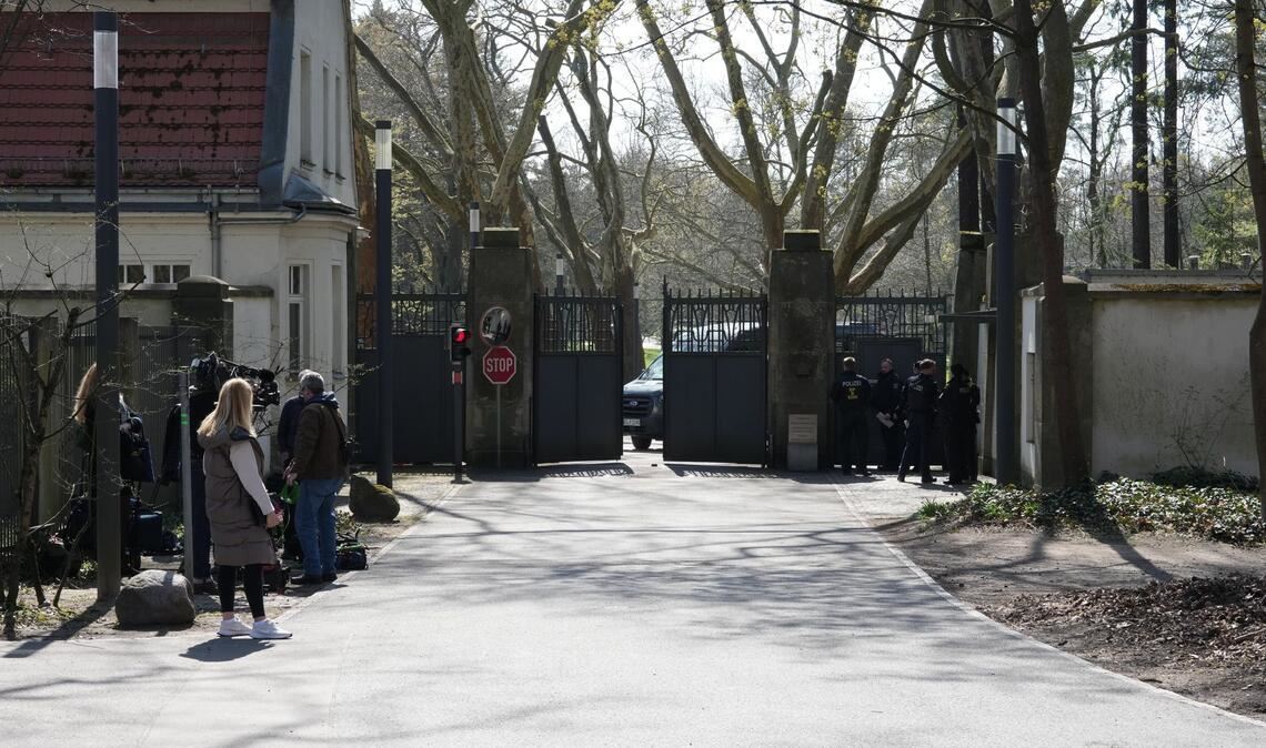 In der Villa Borsig am Tegeler See im Norden Berlins sollen die Spitzen der Koalition zu Beratungen zusammengekommen sein. Bestätigt wird das bisher nicht.