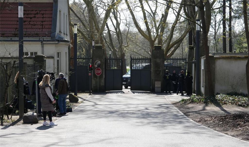 In der Villa Borsig am Tegeler See im Norden Berlins sollen die Spitzen der Koalition zu Beratungen zusammengekommen sein. Bestätigt wird das bisher nicht.