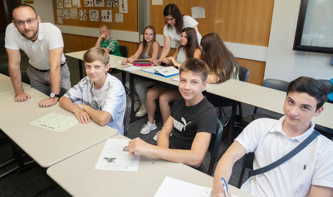 In der Vorbereitungsklasse am Mühlacker Theodor-Heuss-Gymnasium haben die Schülerinnen und Schüler aus der Ukraine Ansprechpartner, die ihre Sprache beherrschen. Das macht die Sache für beide Seiten leichter. Foto: Fotomoment
