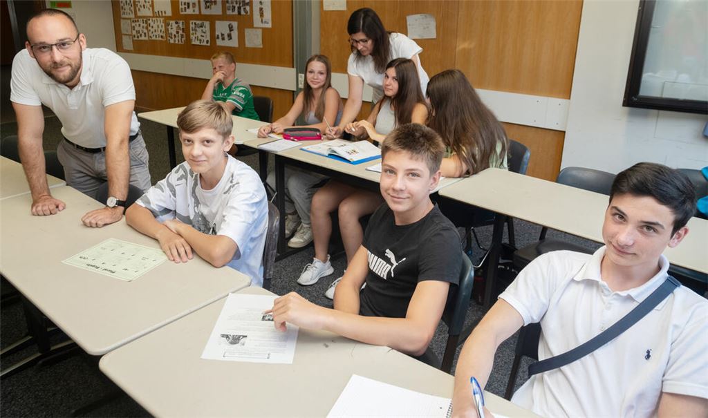 In der Vorbereitungsklasse am Mühlacker Theodor-Heuss-Gymnasium haben die Schülerinnen und Schüler aus der Ukraine Ansprechpartner, die ihre Sprache beherrschen. Das macht die Sache für beide Seiten leichter. Foto: Fotomoment