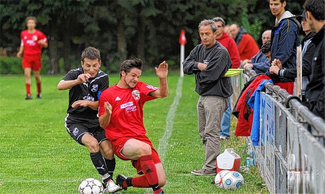 In der Vorrunde gelang dem TSV Wiernsheim (rote Trikots) ein 3:0-Sieg über den FV Kirchheim, der zum Auftakt der Rückrunde am 18. März auf die Elf von Frank Scheible wartet. Fotomoment