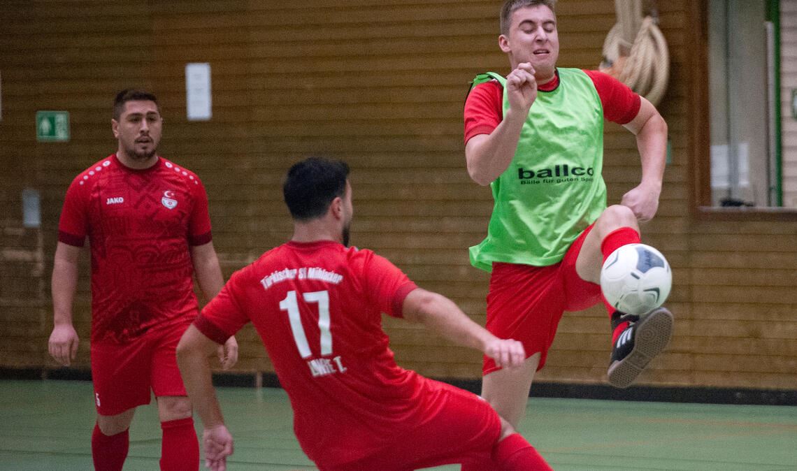 In der Vorrunde trennen sich die späteren Finalisten Türkischer SV Mühlacker in ...
