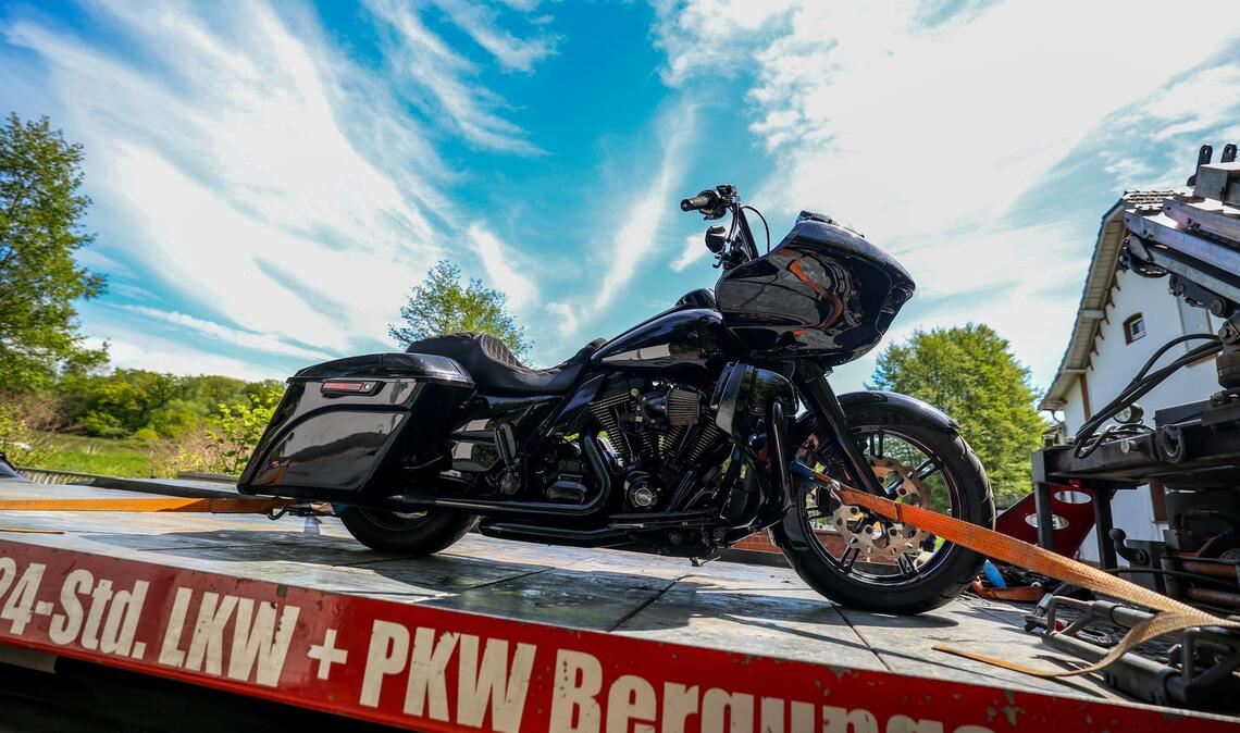 In der Werkstatt eines Mannes in Langenfeld entdeckte die Polizei zahlreiche Motorräder, auch vom Typ Harley-Davidson.